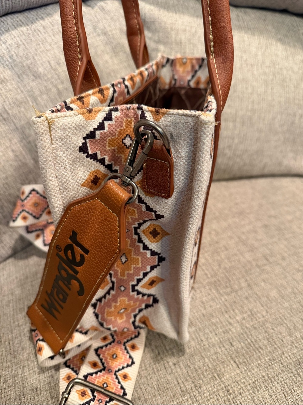 Wrangler Aztec Patterned Canvas Crossbody Bag in Cream and Tan - Picture 4 of 12